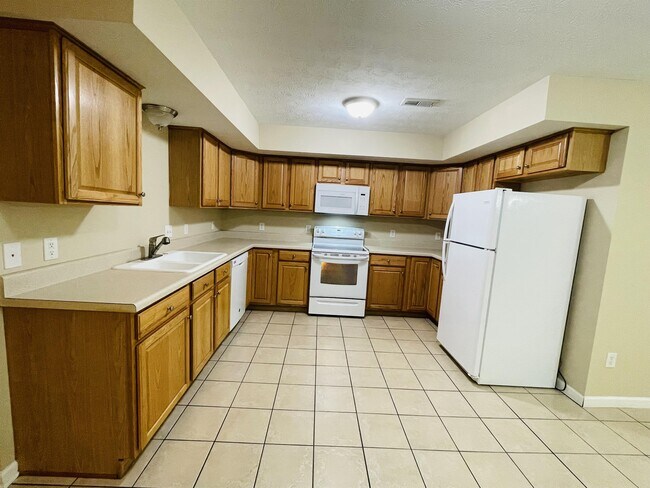 Building Photo - 39 Abbey Ct