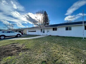 Building Photo - Massive Space! 4 Bedrooms 2 Bathrooms - Cr...