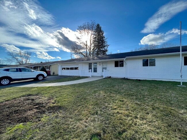 Primary Photo - Massive Space! 4 Bedrooms 2 Bathrooms - Cr...