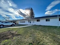Building Photo - Massive Space! 4 Bedrooms 2 Bathrooms - Cr...