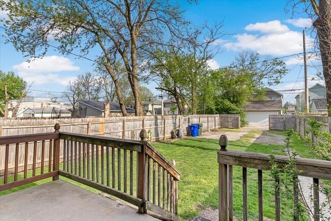 Building Photo - 866 E Starr Ave