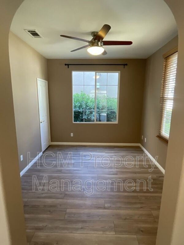 Building Photo - 21 Sonata St