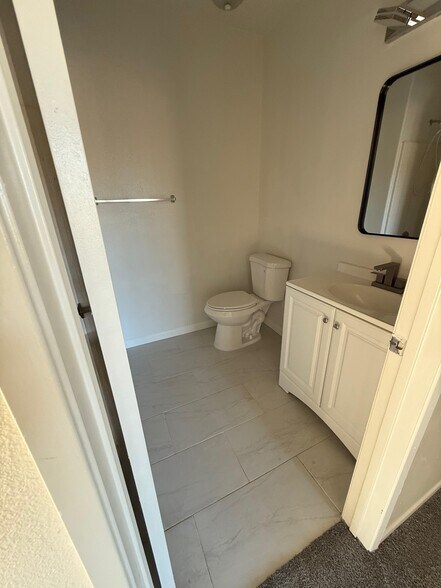 Full bathroom - 33432 Winston Way