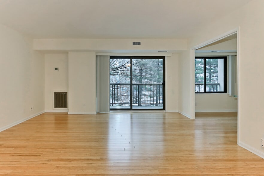 Building Photo - 3800 Powell Ln