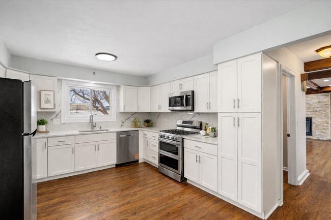 Building Photo - 931 Canterbury Dr