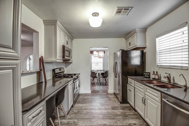 Building Photo - 2 Bd 2 Ba + Guest House with Fully Furnish...