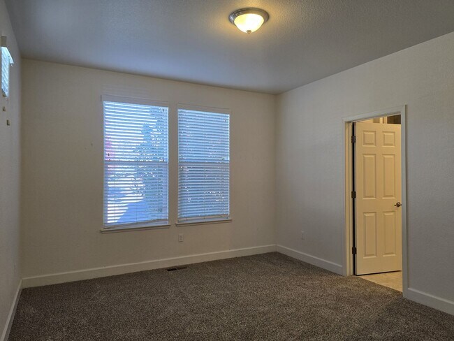 Building Photo - Fabulous home in a gated community with over 1500 sq ft, open floor plan, 3 bed, 2.5 bath