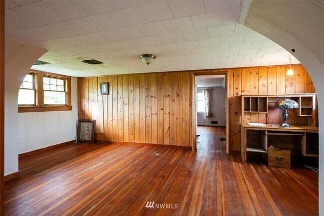 Building Photo - 3 Bedroom 1800 sq ft Cute Farm House with ...