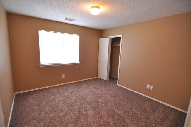 Building Photo - 21935 Hemlock Park Dr