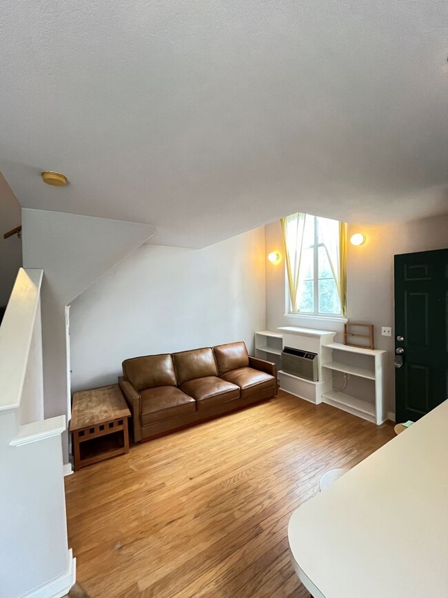 Building Photo - 1 bedroom 1 bath townhome near campus and ...