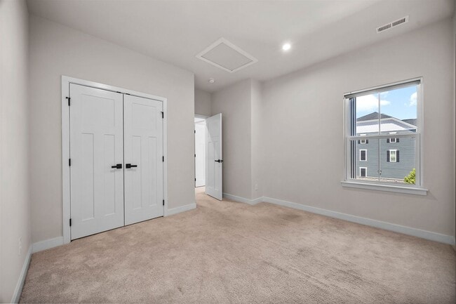 Building Photo - Gorgeous 4 bed 3.5 bath in Trinity Townes ...
