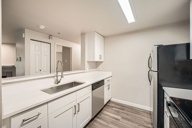 Building Photo - Updated 2 Bed Renton Ridge Condo; A Great ...