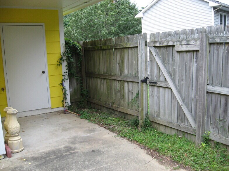 Building Photo - 3605 Pine Knoll Dr