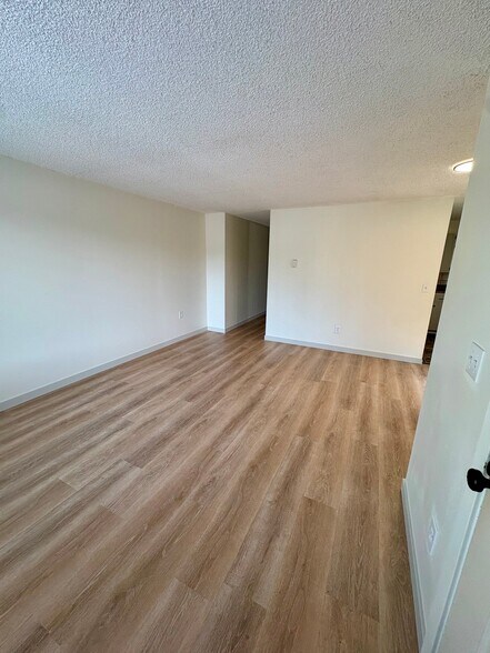 Building Photo - 102 W Cora Ave