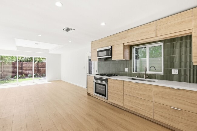 Building Photo - Beautiful modern 3 Bed + 2 Bath House