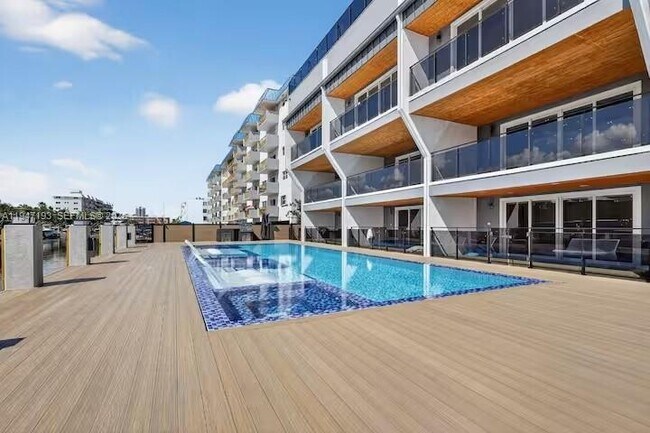 Building Photo - 3826 NE 171 St