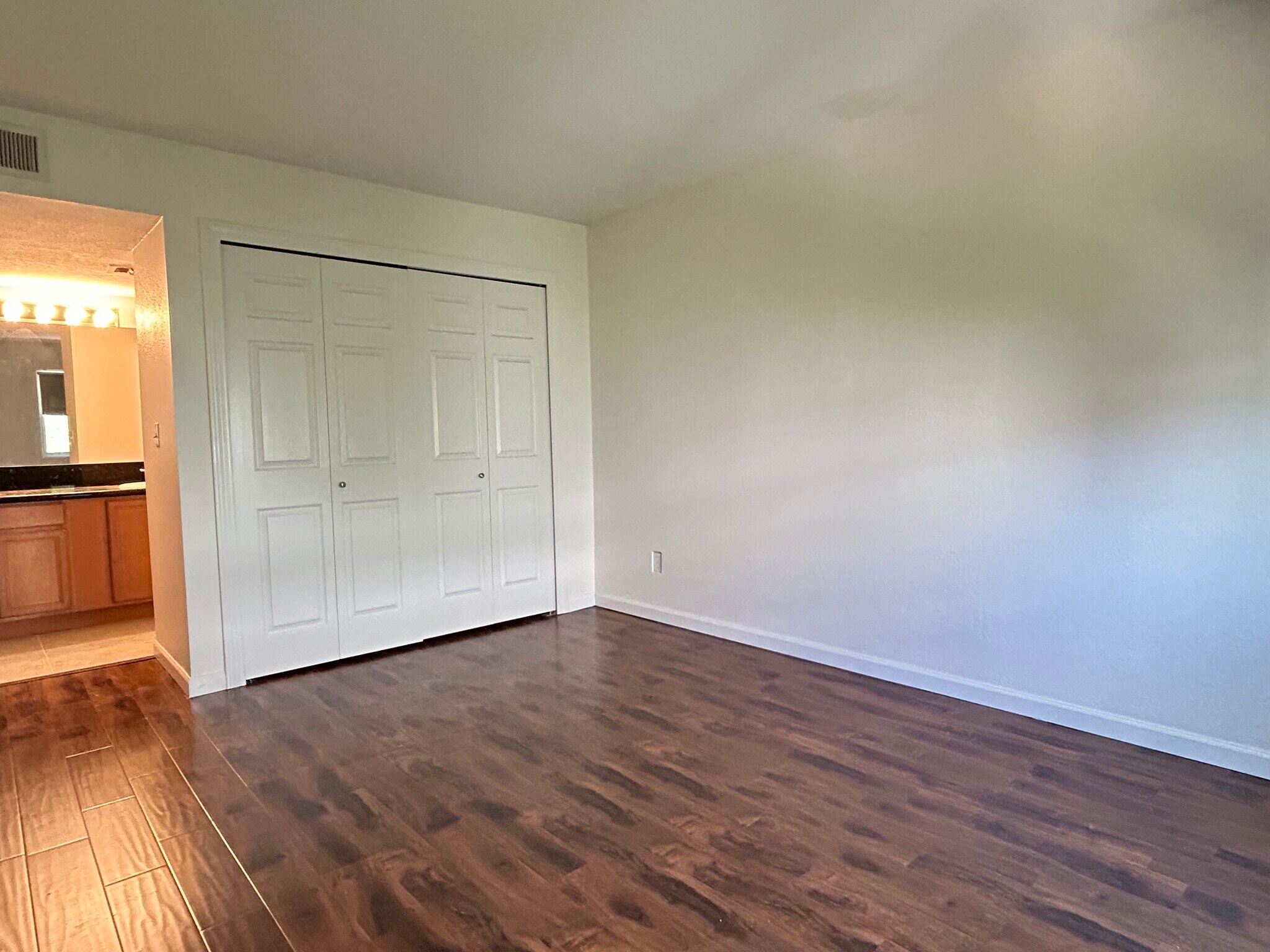 Building Photo - 740 W Elm St