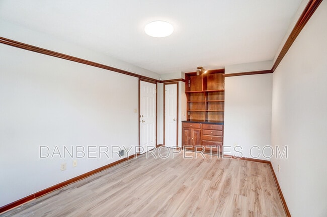 Building Photo - 1133 N Byrne Rd