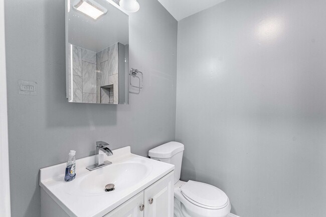Building Photo - 7008 S Oakley Ave