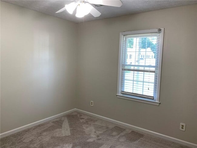Building Photo - 4536 Woodlawn Lake Dr