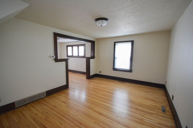 Building Photo - Adorable 2 Bedroom Home 1 Block from Sumne...