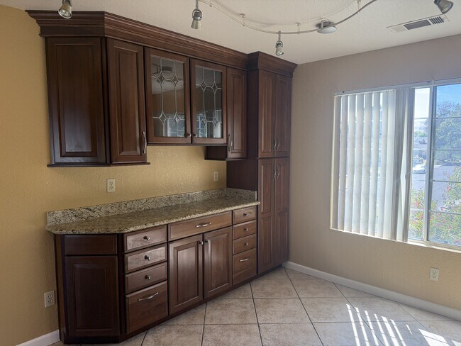 Building Photo - 556 Moray Way