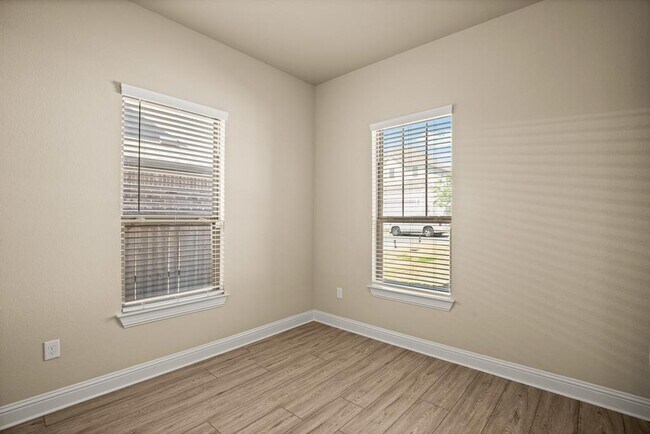 Building Photo - 709 Pinnacle View Dr