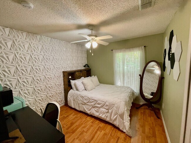 Building Photo - Modern 4-Bed, 2-Bath Solar-Powered Home Ne...