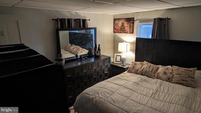 Building Photo - 604 W Holly Ave