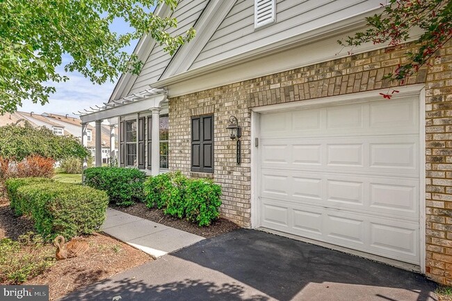 Building Photo - 3 bedroom, 3 bath Burlington model with a ...