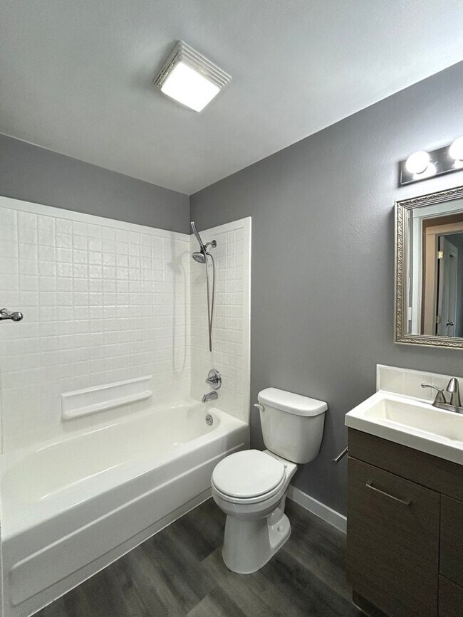 Building Photo - Charming 4 Bedroom Home with Fully Fenced Yard