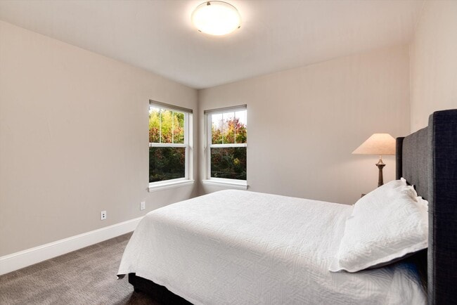 Building Photo - Furnished Home - Move in Ready!