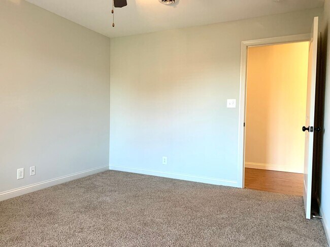 Building Photo - 1533 Edgewater Ln