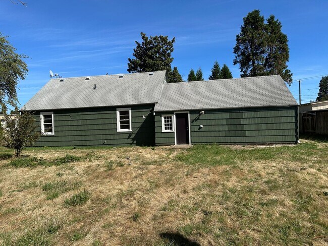 Building Photo - Updated 4 bedroom home on a huge lot!