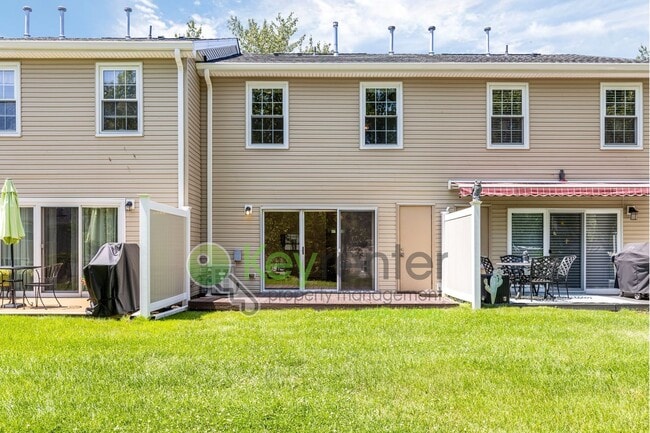 Building Photo - Resort-Style Living in Deer Run – Golf Course Access, Pool, Tennis & Private Patio