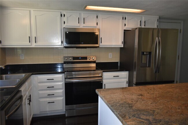 Building Photo - 16407 Westglen Farms Dr