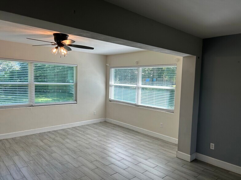 Florida room huge back yard - 108 Frances Dr