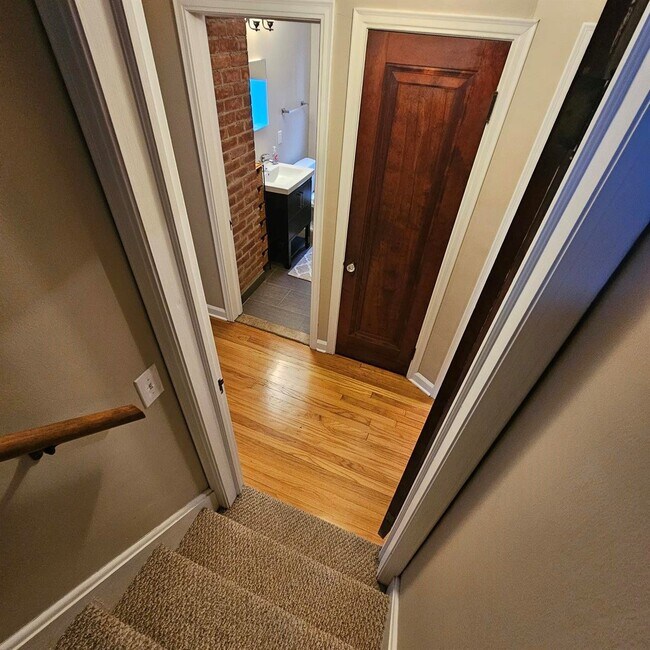 Building Photo - This charming 3-bedroom, 1.5-bathroom hous...