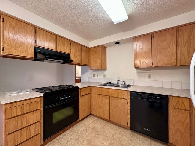 Building Photo - Bethany’s Deerfield Neighborhood – Spacious 3-Bedroom Home! | MOVE IN SPECIAL