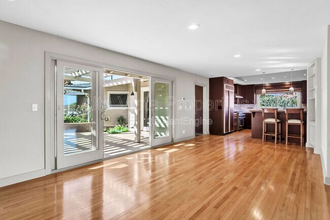 Building Photo - 5940 La Jolla Mesa Dr