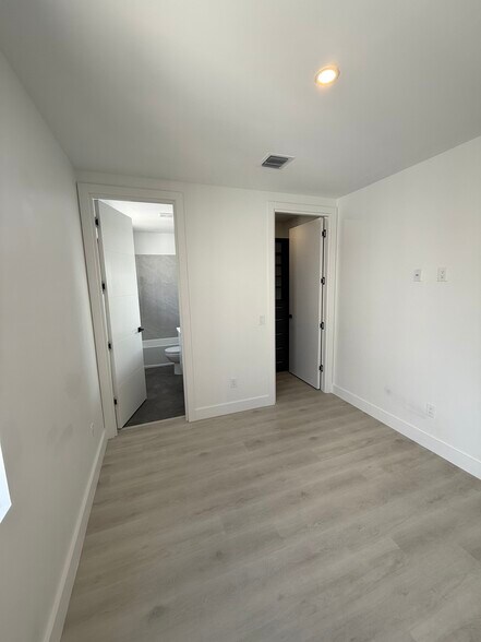 Building Photo - 426 SE 12th Ct
