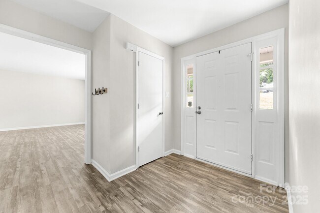 Building Photo - 616 Silversmith Ln