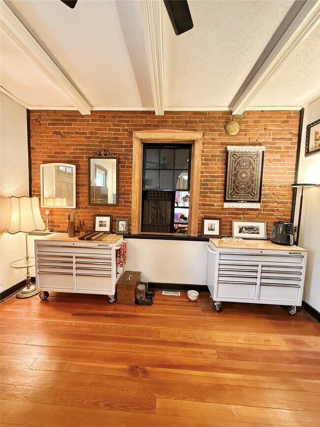 Building Photo - 301 W Laurel St