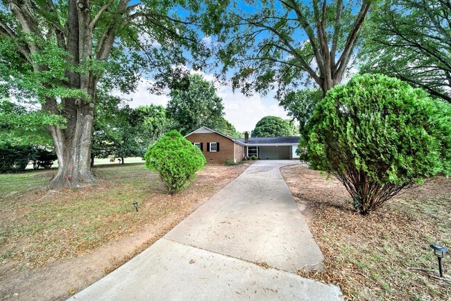 Building Photo - Beautifully Renovated Three Bed Two Bath Ranch Home in Mint Hill!