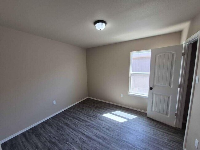 Building Photo - 2926 E Cornell St