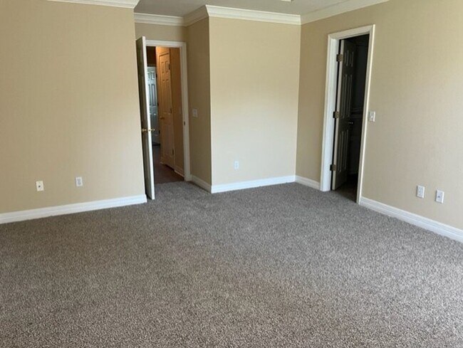 Building Photo - Great location!  4 Bedroom 2 bath