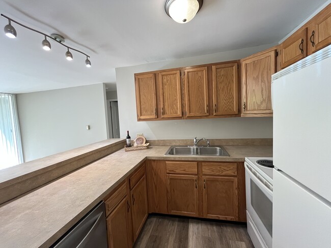 Building Photo - 6020 Oakwood Dr