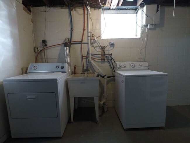 Building Photo - 3 Bedroom/ 1 Bathroom House for Rent in Brookline!