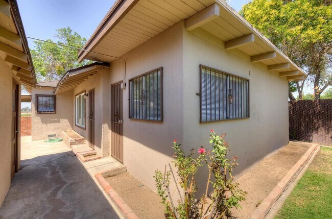 Building Photo - 1724 N West Ave