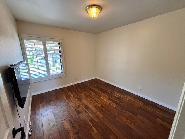 Building Photo - 3069 Charlotte St